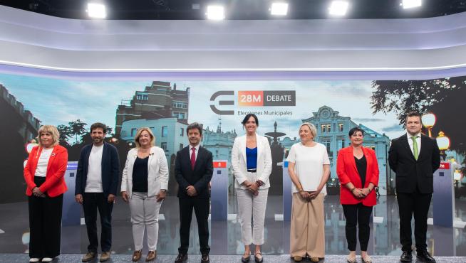 Los ocho candidatos a la alcaldía de Huesca participantes en el debate de Aragón TV.