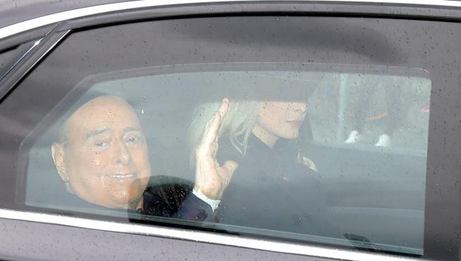 Silvio Berlusconi abandona en coche el hospital en el que ha estado ingresado 44 días. ITALY BERLUSCONI