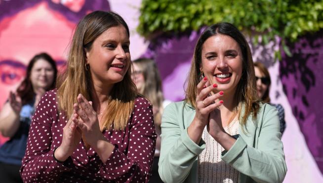 La candidata de Podemos a la Presidencia de la Comunidad de Madrid, Alejandra Jacinto (i), y la ministra de Igualdad y secretaria de Acción de Gobierno de Podemos, Irene Montero (d), aplauden durante un acto de precampaña