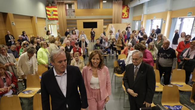 Jorge Azcón y Natalia Chueca, este domingo, en el centro de mayores Laín Entralgo de Zaragoza.