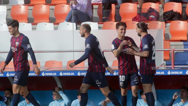 Javi Martínez celebra sonriente con Mateu el gol que marcó ante el Lugo.