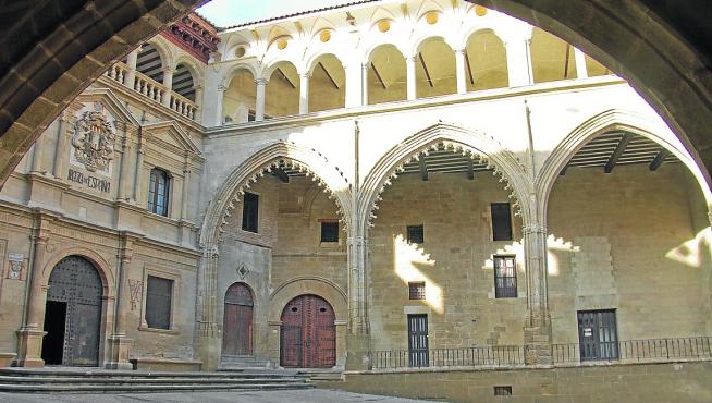 La Casa Consistorial renacentista con la monumental Logia gótica de Alcañiz.