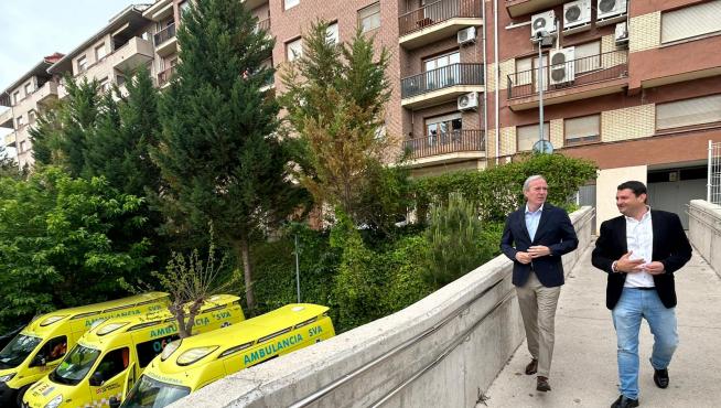 Azcón, junto con el candidato a la alcaldía de Alcañiz, han recorrido la zona de aparcamiento de los vehículos sanitarios en la capital bajoaragonesa.