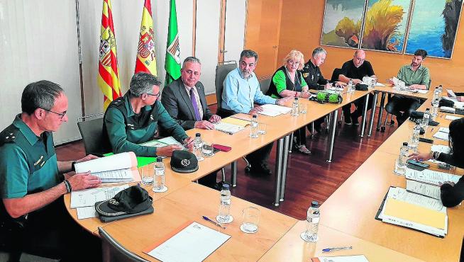 El alcalde de Fraga y el subdelegado. en el centro, en la reunión de la junta.