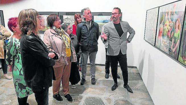 Alfredo Gavín realizó una visita guiada a la exposición.
