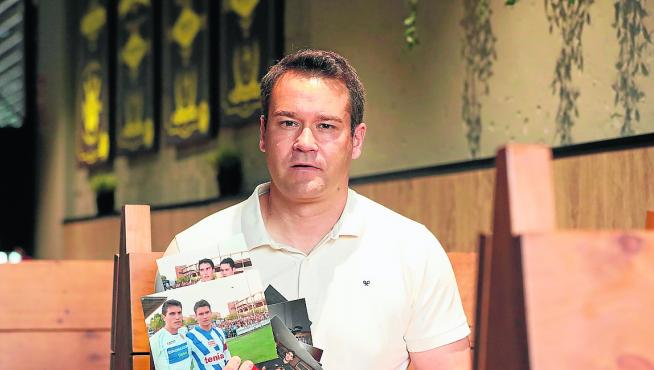 Rubén Zapater muestra los fotos en que aparece junto a su hermano Alberto.