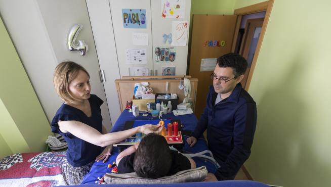 Silvia Echevarría y su marido, junto a su hijo Pablo, de seis años, quien sufre una enfermedad grave y rara.