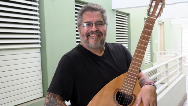 El cantautor puertorriqueño Glenn Monroig posa durante una entrevista en San Juan (Puerto Rico).