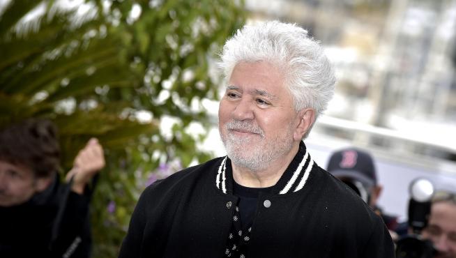 El director español Pedro Almodóvar posa en la presentación de la película ‘Extraña forma de vida’ en el Teatro Debussy durante el Festival de Cine de Cannes, a 17 de Mayo de 2023.