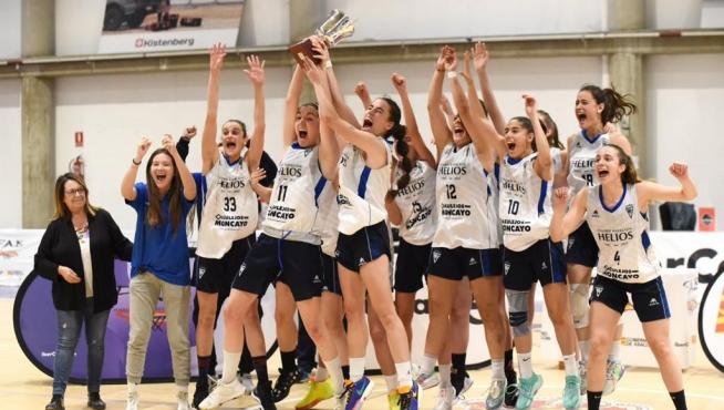 Las jugadoras del CN Helios celebran el título de Primera Nacional femenina.