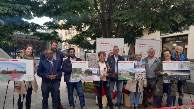 Rosa López -en el centro- y otros miembros de la candidatura municipal, junto a las recreaciones de las actuaciones estrella que figuran en su programa electoral.