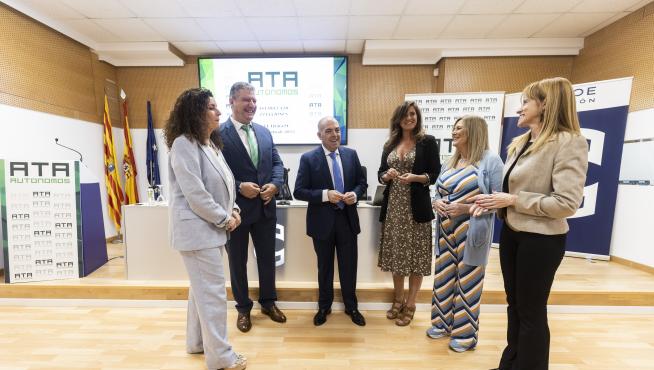 El presidente de ATA, Lorenzo Amor,con la nueva junta directiva de ATA Aragón y la presidenta saliente Mayte Mazuelas y el entrante, Jorge Serrano.