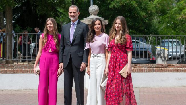 La infanta Sofía, los Reyes y la princesa Leonor, a su llegada a la parroquia de la Asunción de Nuestra Señora.