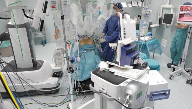 La primera intervención con cirugía robótica en Aragón que se ha realizado en el Servet.