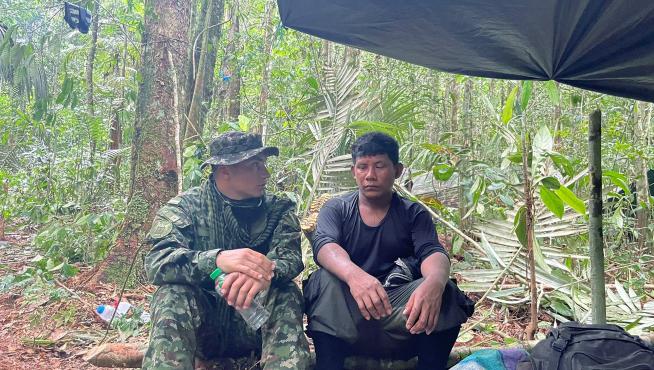 Manuel Ranoque, padre de los cuatro niños desaparecidos, hablando con un integrante del Ejército, en medio de la selva donde busca a sus hijos