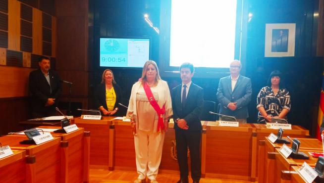 María José López, con su banda de concejala, y el alcalde de Huesca, Luis Felipe.