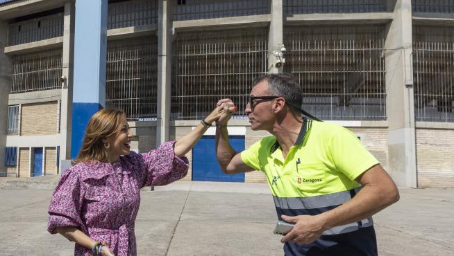 Natalia Chueca saluda este jueves a un trabajador de la limpieza ante el campo de fútbol de La Romareda.