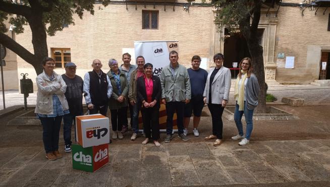 Balance de la campaña electoral realizada por CHA este viernes frente al Ayuntamiento de Huesca.