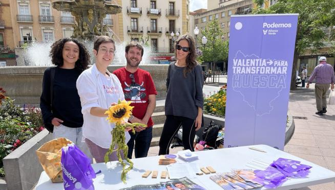 Guillermo Boix, candidato de Podemos-AV a la alcaldía, junto a su equipo en la plaza de Navarra.