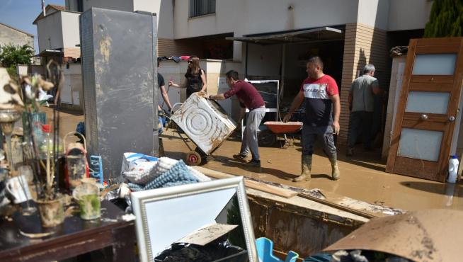 Los vecinos limpian los destrozos ocasionados por las inundaciones.