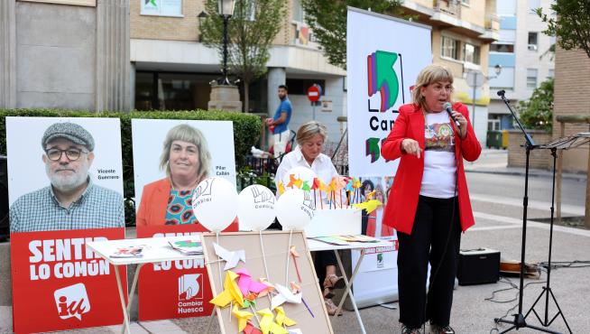 Pilar Callén dirigiéndose a los asistentes al acto de cierre de campaña de Cambiar.