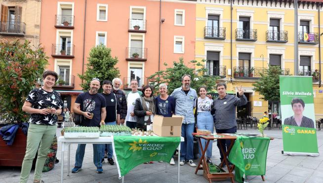 Reparto de planteros de albahaca por Verdes Equo en la plaza de Santo Domingo de Huesca.