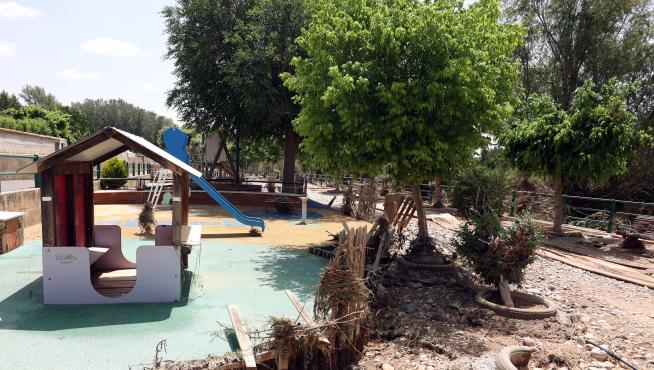 Parque infantil afectado por la crecida en Pomar de Cinca.