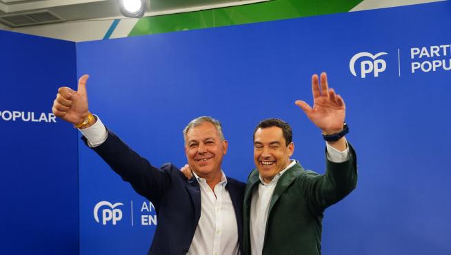 El candidato a la alcaldía de Sevilla del PP, José Luis Sanz, junto a el presidente del PP en Andalucía, Juanma Moreno.