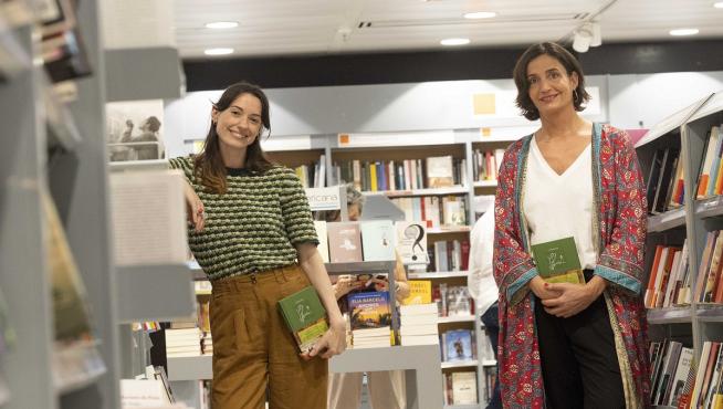 Patricia Bolaños (izquierda) y Laura Riñón, este lunes 29 de mayo, en el Ámbito Cultural de El Corte Inglés de Zaragoza.