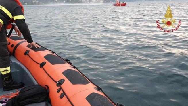 Servicios de búsqueda y rescate italianos tras el vuelco de una embarcación en Lombardía.