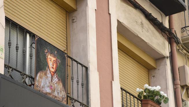 Balcón en el Coso Bajo decorado con una balconera de San Lorenzo.