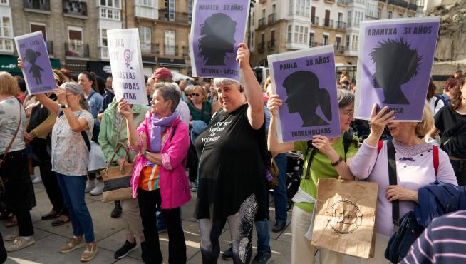 Dos mil personas se han concentrado en Vitoria para expresar su repulsa por el asesinato de Maialen Mazón.