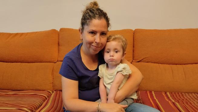 Diana Cubero con su hija Vega Gómez Cubero, que padece una enfermedad neurodegenerativa rara.