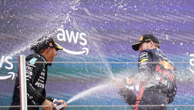 Hamilton baña a su compañero de equipo, Verstappen, ganador de la carrera en Barcelona