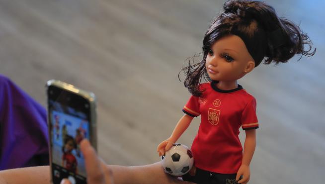 La muñeca Nancy con la equipación de fútbol femenino de España.