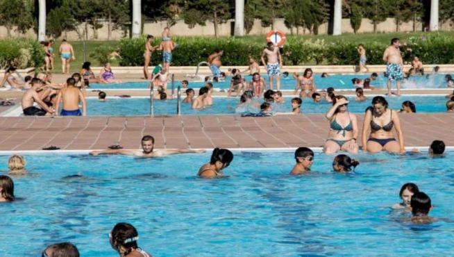 Instalaciones de la piscina del Actur en Zaragoza en verano