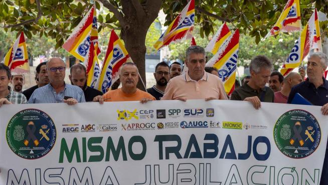 Un momento de la concentración frente a la Delegación del Gobierno de España en Zaragoza