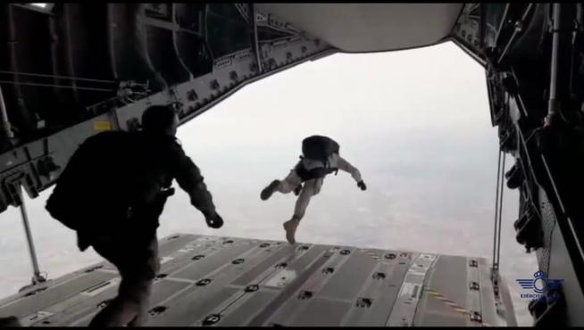 Así ha sido el primer salto tipo HALO/HAHO simulado desde un A400M del Ala 31