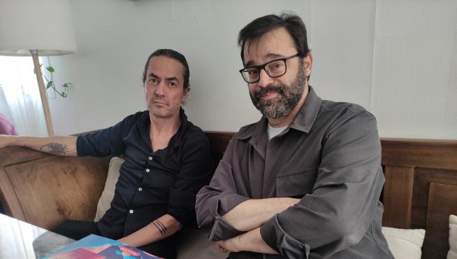 Pedro Andreu y Pablo Ferrer, en el café Le Petit Coin, con la nueva colección de cuentos infantiles.