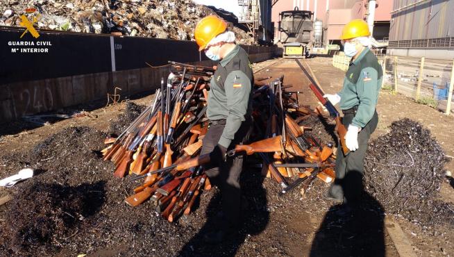 La Guardia Civil reduce a chatarra más de 1.400 armas que tenía depositadas en Zaragoza