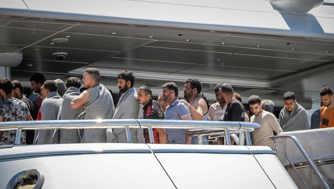 Migrants arrive at the port of Kalamata, following a rescue operation, after their boat capsized at open sea, in Kalamata, Greece, June 14, 2023. Eurokinissi via REUTERS ATTENTION EDITORS - THIS IMAGE HAS BEEN SUPPLIED BY A THIRD PARTY. NO RESALES. NO ARCHIVES. NO EDITORIAL USE IN GREECE. EUROPE-MIGRANTS/GREECE-SHIPWRECK