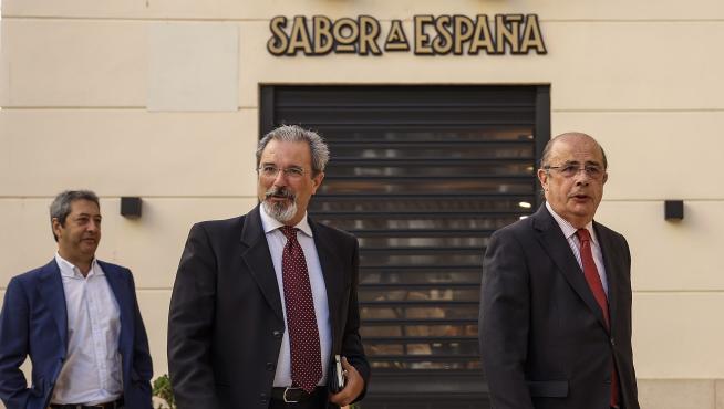 De izquierda de derecha: Vicente Barrera, Carlos Flores, candidato de Vox a la presidencia de la Generalitat, y Gil Lázaro, presidente de Vox en Valencia