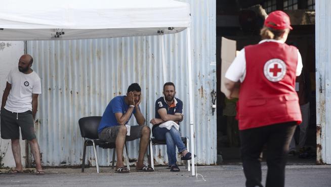 Un voluntario de Cruz Roja atendiendo a los migrantes de Grecia.