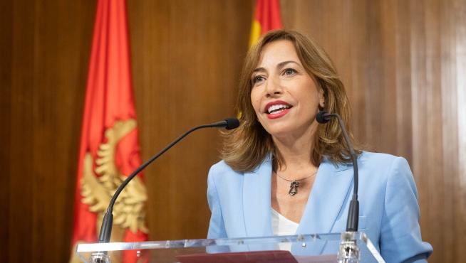 La alcaldesa de Zaragoza, Natalia Chueca, durante la rueda de prensa ofrecida este lunes en el arco de banderas de la Casa Consistorial.