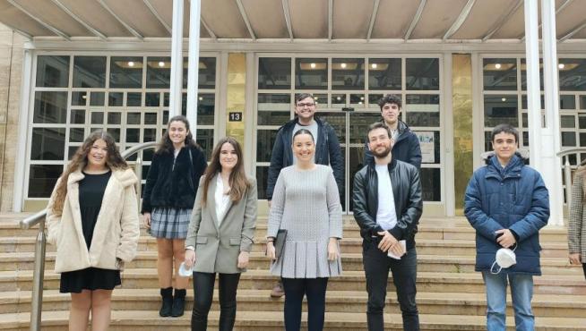 En la imagen, los primeros estudiantes que recibieron una beca salario del Gobierno de Aragón junto a la consejera Maru Díaz.