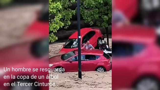 El Tercer Cinturón de la capital aragonesa, por el que cada día pasan cientos de vehículos, se ha convertido en un auténtico río como consecuencia de la gran tromba de agua que este jueves ha caído en Zaragoza.