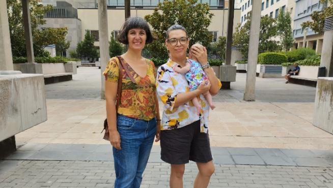La doula Teresa Millán y Juliana Gutiérrez, alumna de hipnoparto junto a su bebé, este jueves en Zaragoza.