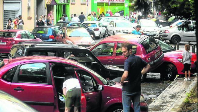 Los turismos se amontonaron al inicio de la calle Galán Bergua, cortando la carretera y deteniendo el tránsito de vehículos.