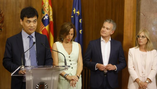 El presidente del grupo chino Hengtong Group explica los detalles de la nueva inversión en Cablescom, tras reunirse con la alcaldesa de Zaragoza, Natalia Chueca.