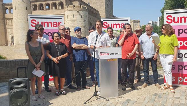 El candidato de Sumar al Congreso por Zaragoza, Jorge Pueyo, con parte de los firmantes del manifiesto, este lunes.